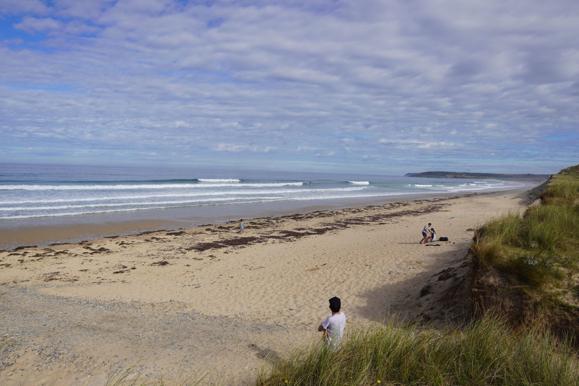 Plage avec surfeurs
